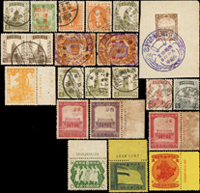 滿洲國新票8枚及舊票14枚,共22枚,含:(1)建國10周年6全帶廠銘新票,其中2分多出1枚,原膠泛黃品次;(2)牡丹地方加蓋國慶紀念1全新票;(3)14枚舊票均見地名,含火車戳,紀念戳,VF-F(Page 51)