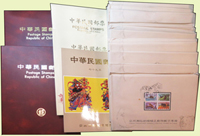 中華郵政發行郵冊:(1)1990年全年度年度冊4本,含三孔精裝及平裝本各2本,均含郵票.小全張;(2)臺灣瀕臨絕種哺乳動物專冊15本,每本內含新票1套,首日封1封;以上新票總面值共計NT$1964元,VF-F,總重約6.4公斤