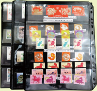 台灣2007~2018年成套新票一組,整理整齊於黑卡中,新票總面值共計NT$6939元,每套均包覆護袋,旁加註說明,包括有:世界童軍百週年.生肖(鼠.牛.虎.豬.狗.雞.馬.羊).台北2008第21屆亞洲國際郵展.節慶.蝴蝶.蔣故總統國先生百年誕辰.大貓熊.欠資.台灣近代畫作.古物.歡樂時光.香山九老小全張.台北國際花卉博覽會.慶典煙火.情人節.三友百禽圖小全張.清代刺繡.古代文物.戲嬰圖.文會樂雅集.台灣史前文物.郎世寧古畫.仙萼長春.近代水墨畫作等等,品種豐富或有重複,VF;歡迎至官網瀏覽全貌